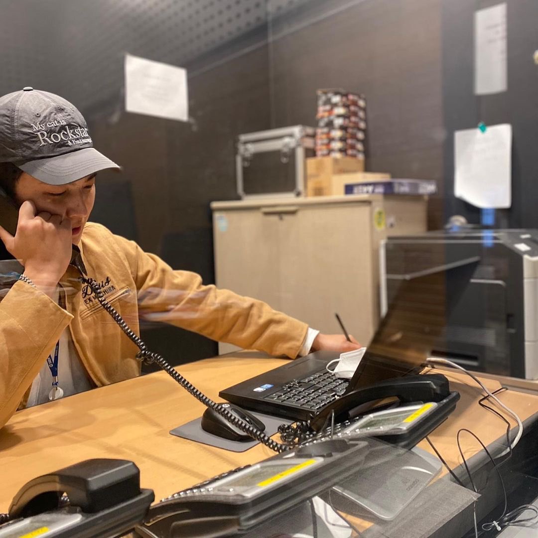 Teamyingg7's tweet photo. JAY B🌴 stationz89.1’s update

[#BboMi's behind]
Your full name is Lim Jaebeom.
I have a few questions.
1️⃣ Why is the team leader angry?
2️⃣ Why do you always talk to your mom on the phone?
3️⃣ Was it reality check at the end?★
🔗 https://t.co/NKH1E1ZykE

#JAYB #제이비 @jaybnow_hr https://t.co/khYJucZ7zi