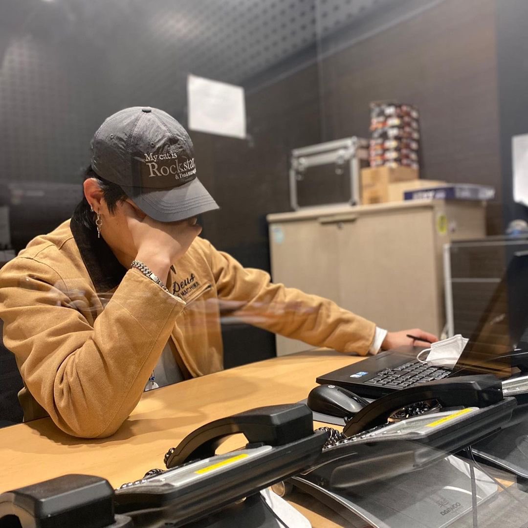 Teamyingg7's tweet photo. JAY B🌴 stationz89.1’s update

[#BboMi's behind]
Your full name is Lim Jaebeom.
I have a few questions.
1️⃣ Why is the team leader angry?
2️⃣ Why do you always talk to your mom on the phone?
3️⃣ Was it reality check at the end?★
🔗 https://t.co/NKH1E1ZykE

#JAYB #제이비 @jaybnow_hr https://t.co/khYJucZ7zi