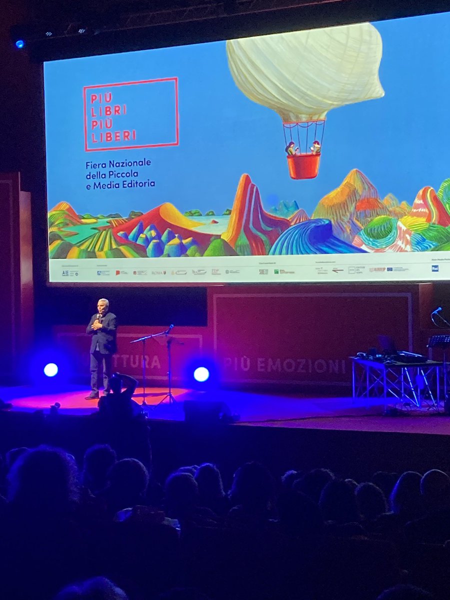 marcolaudonio's tweet photo. “Le storie che piacevano a tutti non piacevano ai critici di #Camilleri che pensavano che non è valido qualcosa che piace a tutti. E implicitamente che non tutti sono validi”. Grande #MaurizioDeGiovanni introducendo #Zingaretti che legge #AndreaCamilleri inedito a #plpl21. https://t.co/cbQlQsE25t