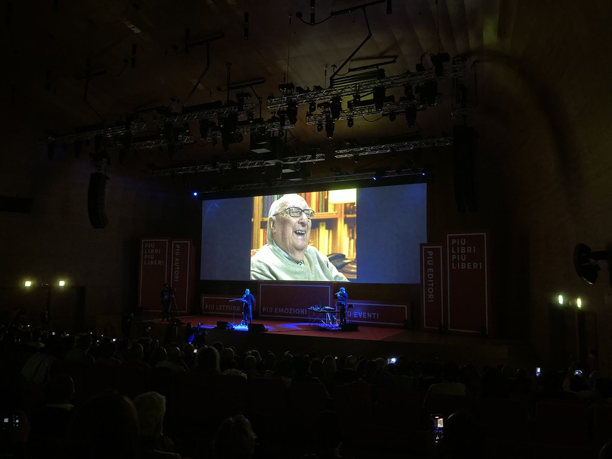 marcolaudonio's tweet photo. “Le storie che piacevano a tutti non piacevano ai critici di #Camilleri che pensavano che non è valido qualcosa che piace a tutti. E implicitamente che non tutti sono validi”. Grande #MaurizioDeGiovanni introducendo #Zingaretti che legge #AndreaCamilleri inedito a #plpl21. https://t.co/cbQlQsE25t