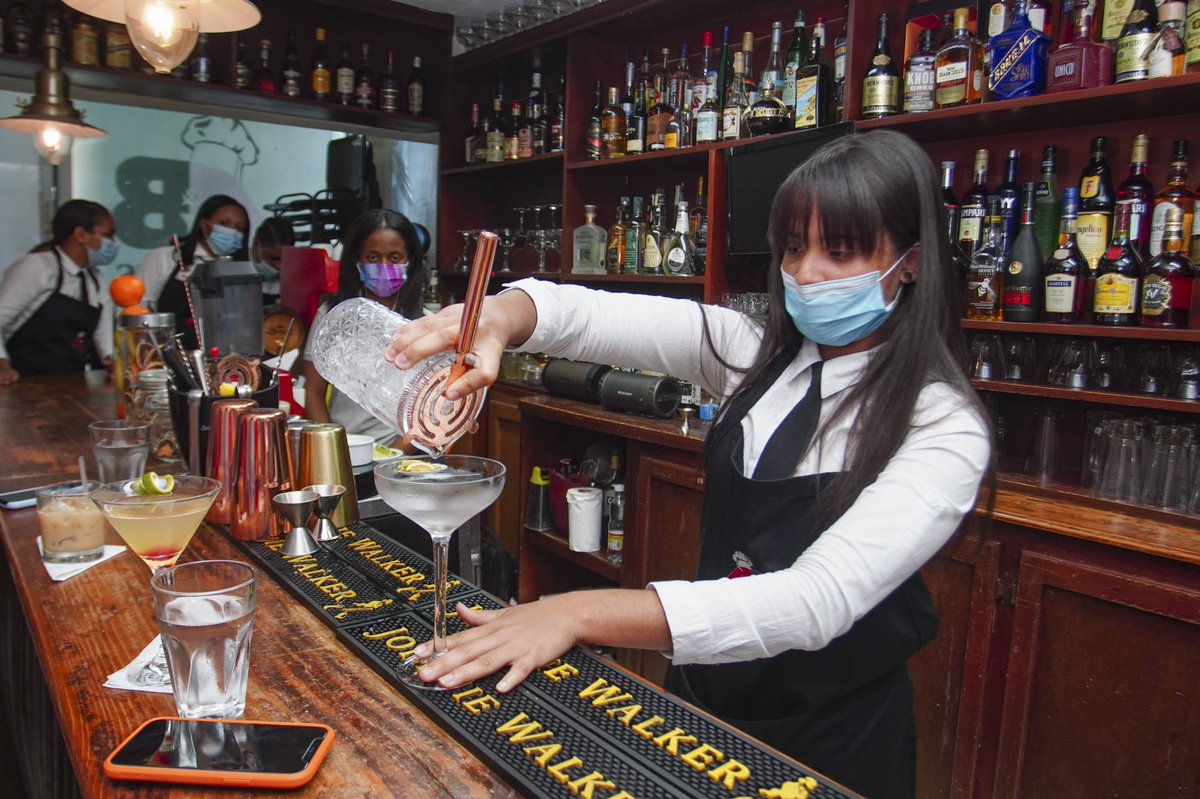 ¡Por una sociedad más inclusiva para todos/as! 

Visitamos a los jóvenes con discapacidad auditiva que forman parte de las capacitaciones de las becas en «Bartender y camarería» que ofrecemos en nuestro @CCGastronomicaS, gracias al convenio con <a href="/Diageo_News/">Diageo News</a> y Fundación Casabe.