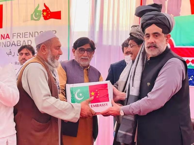 AmbNong's tweet image. With kind assistance from @SahibzdaSultan and @MinistrySafron,  #Afghan refugees in different areas of Pakistan get food packages gifted by the Embassy @CathayPak. China-Pak cooperation in this regard will make this winter warm for Afghan people.