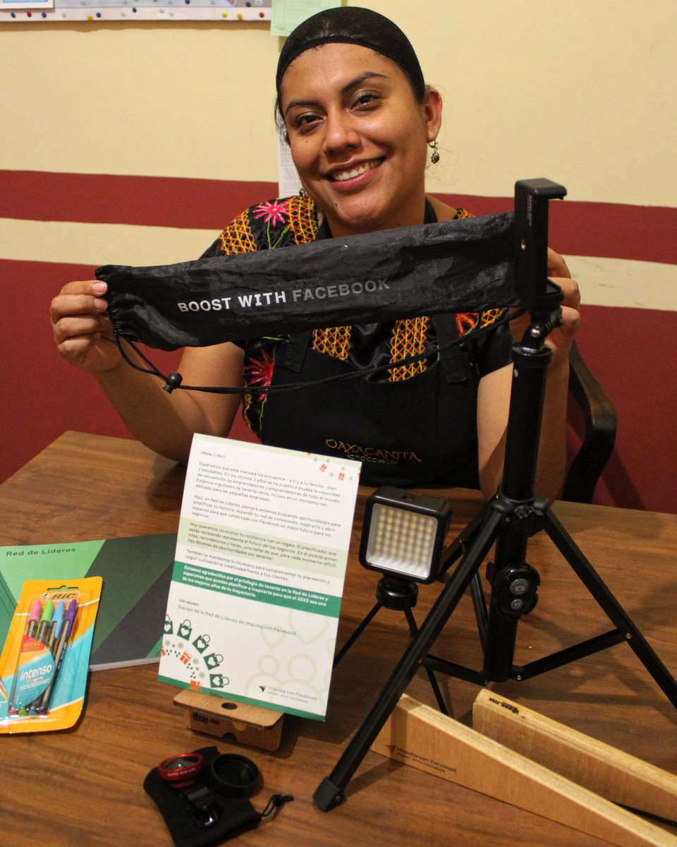 Oaxacanita's tweet photo. ¡Con una gran sonrisa enviamos un enorme abrazo a nuestros amigos de @MetaforBusiness y les agradecemos mucho por hacernos parte de la Red de Líderes #ImpulsaConFacebook y por todos los regalos que nos han hecho llegar a la chocolatería! ¡Son increíbles! 🍫 https://t.co/VBzqPekmGz