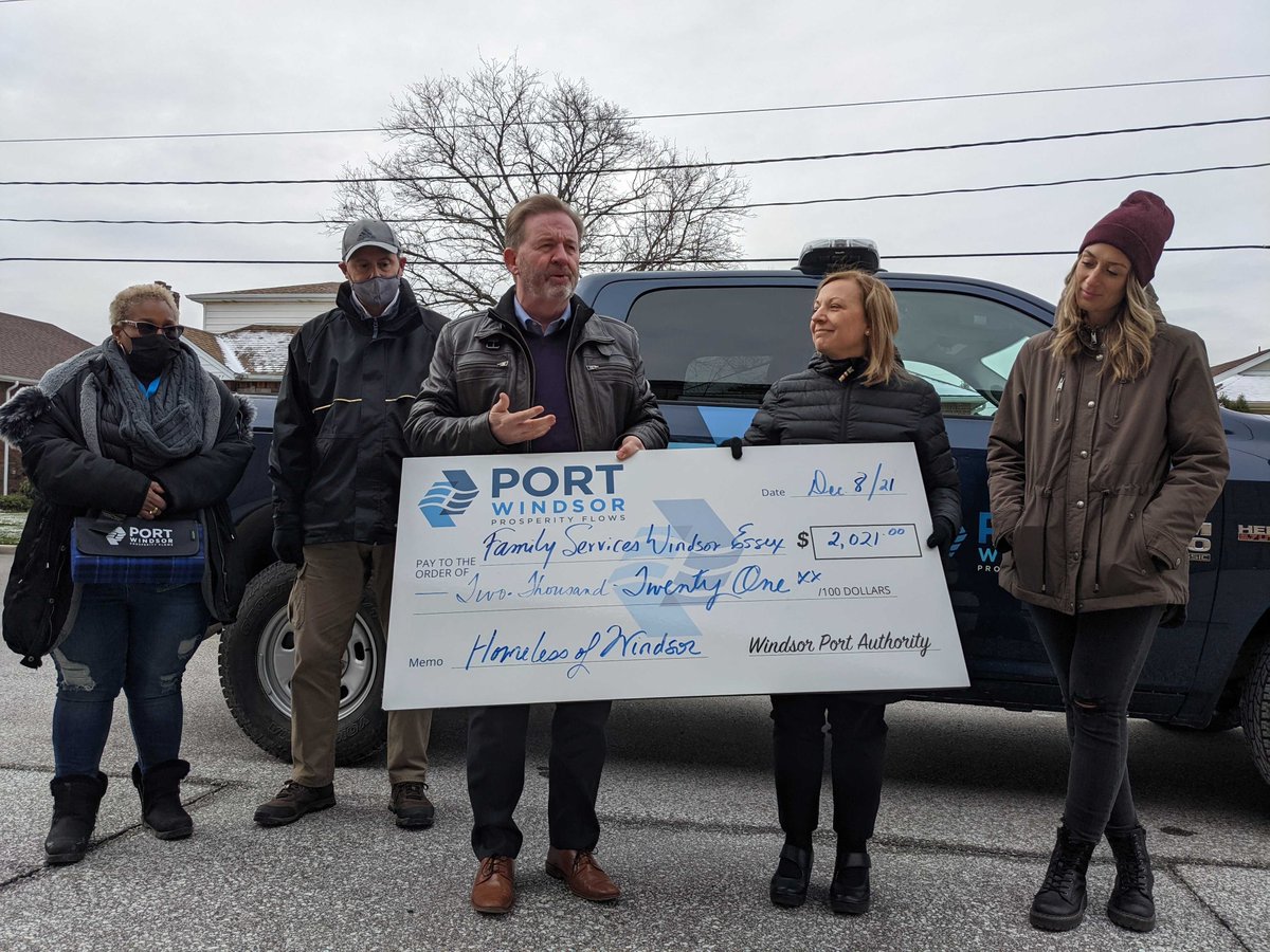 FamServWE's tweet photo. Thank you to the @portwindsor for your generous donation to FSWE's Housing Outreach Team of

👉100 toques
👉🏽100 waterproof &amp; thermal blankets
👉🏿$2,201 

These items and funds will make an immediate and tangible difference for those we support who are experiencing homelessness. 👏🏿 https://t.co/wvAeEh7UL7