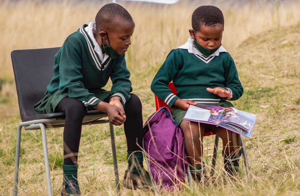SiyafundaSA's tweet photo. Every time you give a child a book, you’re giving them a childhood full of promise. #NoRuralChildLeftBehind #NeverStopReading https://t.co/aZlzuyPmwA