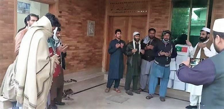 AmbNong's tweet image. With kind assistance from @SahibzdaSultan and @MinistrySafron,  #Afghan refugees in different areas of Pakistan get food packages gifted by the Embassy @CathayPak. China-Pak cooperation in this regard will make this winter warm for Afghan people.