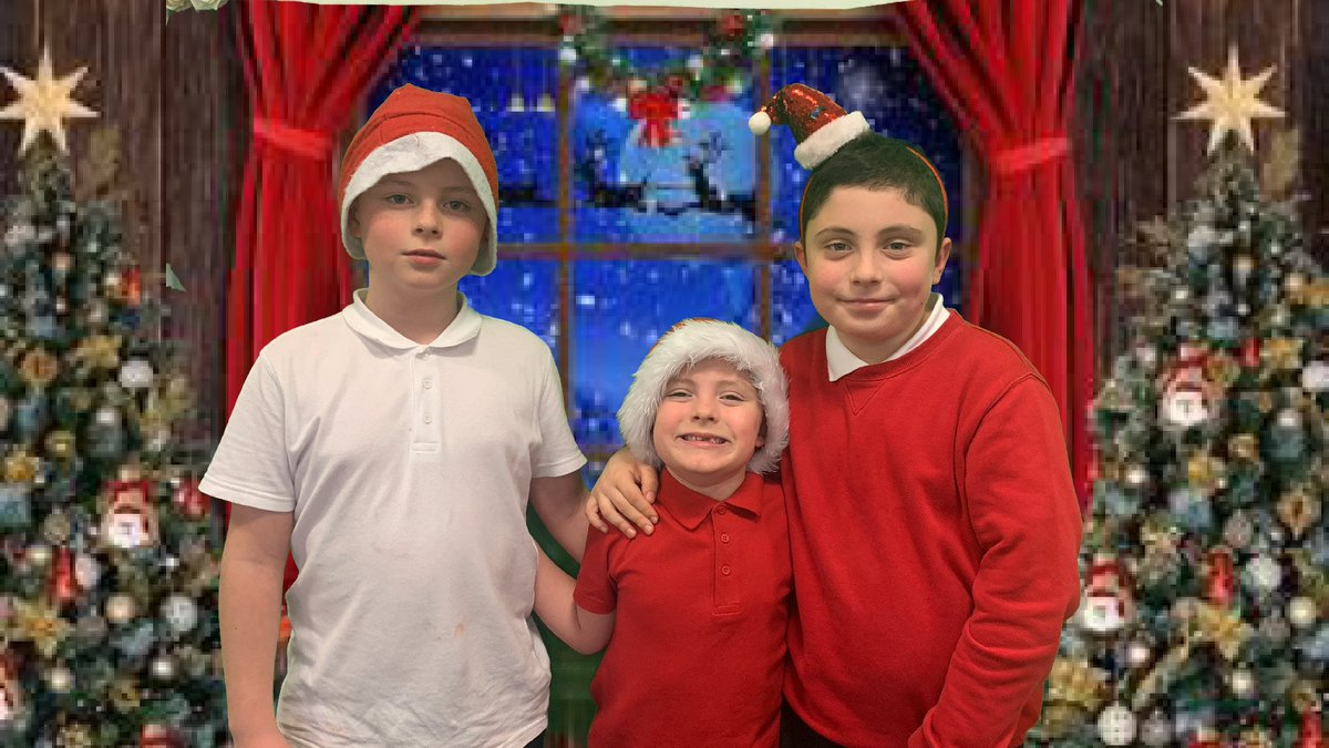 MissMcCreath's tweet photo. Primary 4 have been using green screen to make their Christmas crafts. Can’t wait to see their finish product. @stcuthbertsglas @stcuthbertspc https://t.co/A3mRskWtFL