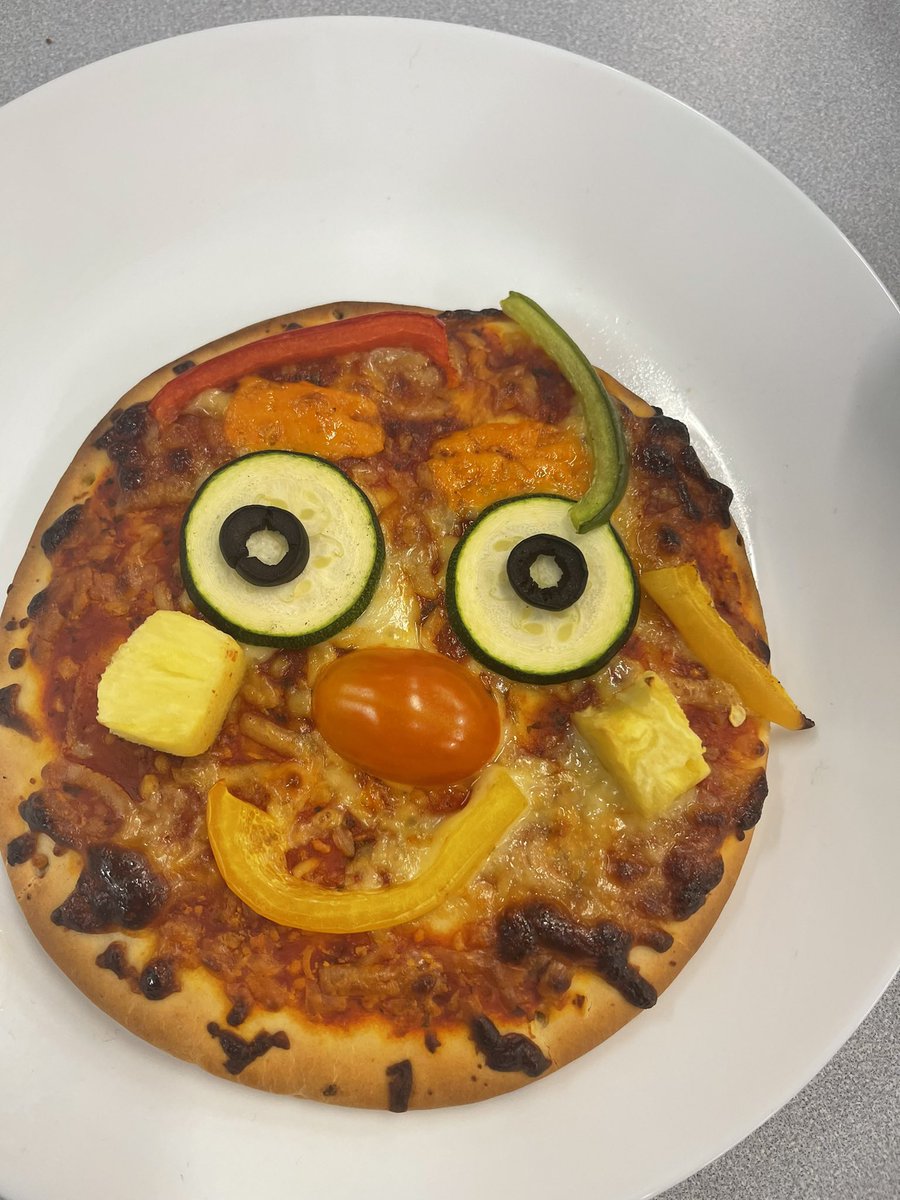 sharingtablecy1's tweet photo. We loved the Christmas cooking club @CraigfelenP today…smiley face pizzas and chocolate brownie Christmas trees #sharingtablecymru https://t.co/x56Xq6J5UT