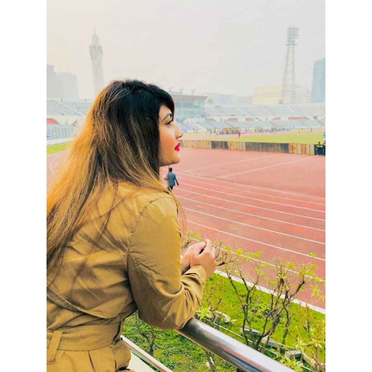 SyedaAnamika's tweet photo. কোন এক শীতের দিনে,রোদেলা বিকেলে প্রিয় মানুষের খেলা দেখার অধীর অপেক্ষায় তার সবচেয়ে বর ভক্ত @Sohelbdofficial ☺️♥️ https://t.co/KonYMMGtPi