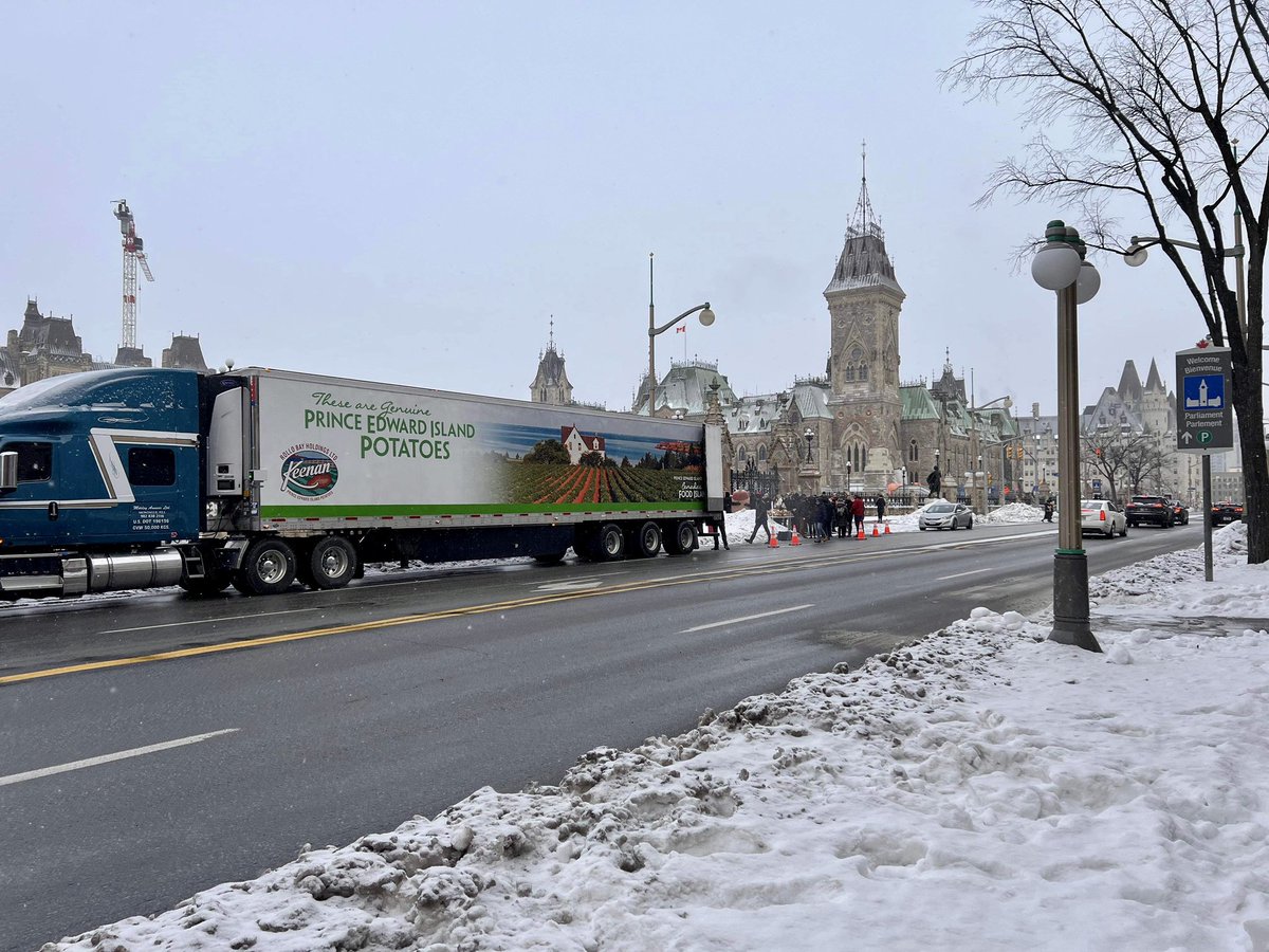 dennyking's tweet image. We’re here in #Ottawa today with Minister @BloyceThompson for a full day of meetings about the Potato Trade Issue. Our friends from the @PEIPotatoes Board are here too - handing out the best potatoes in the world on Parliament Hill 🥔