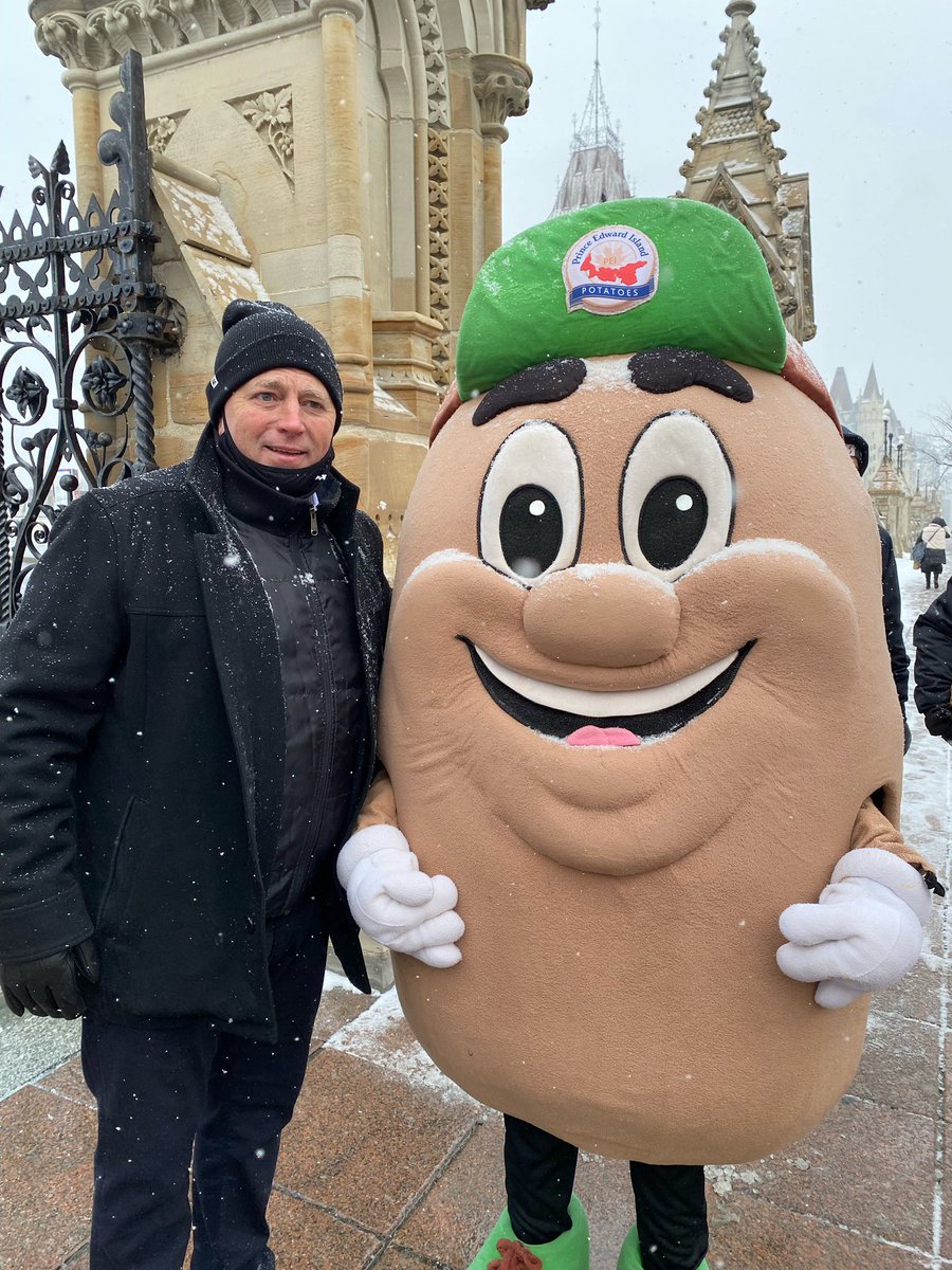 dennyking's tweet image. We’re here in #Ottawa today with Minister @BloyceThompson for a full day of meetings about the Potato Trade Issue. Our friends from the @PEIPotatoes Board are here too - handing out the best potatoes in the world on Parliament Hill 🥔