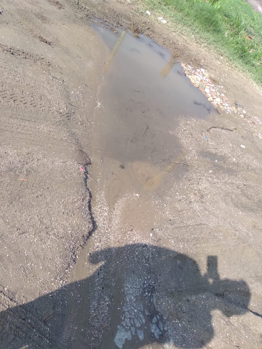 sdcanche's tweet photo. @cmascoatza reporte de fuga desde fines de noviembre, dismunuye la presión de agua a los que vivimos por esa calle, ya hemos reportado muchas veces y vemos que reaccionen. https://t.co/mmjT1Q6Tex