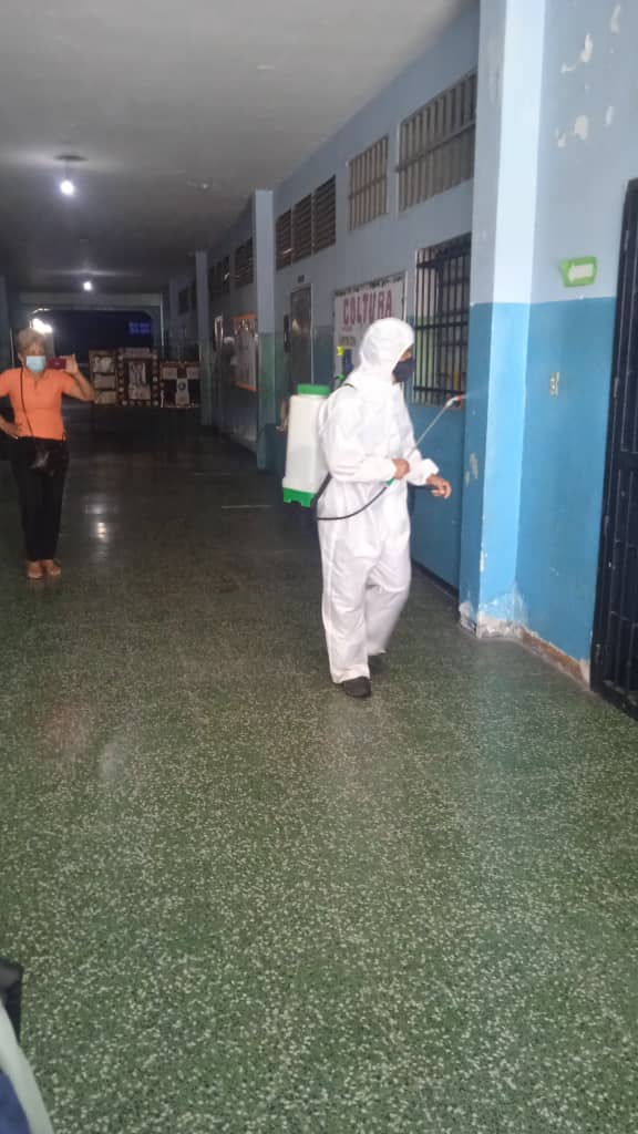 #08Dic21 se realizó jornada de desifeccion contra el #Covid_19 en escuela doctor lisandro lecunas #Naguanagua