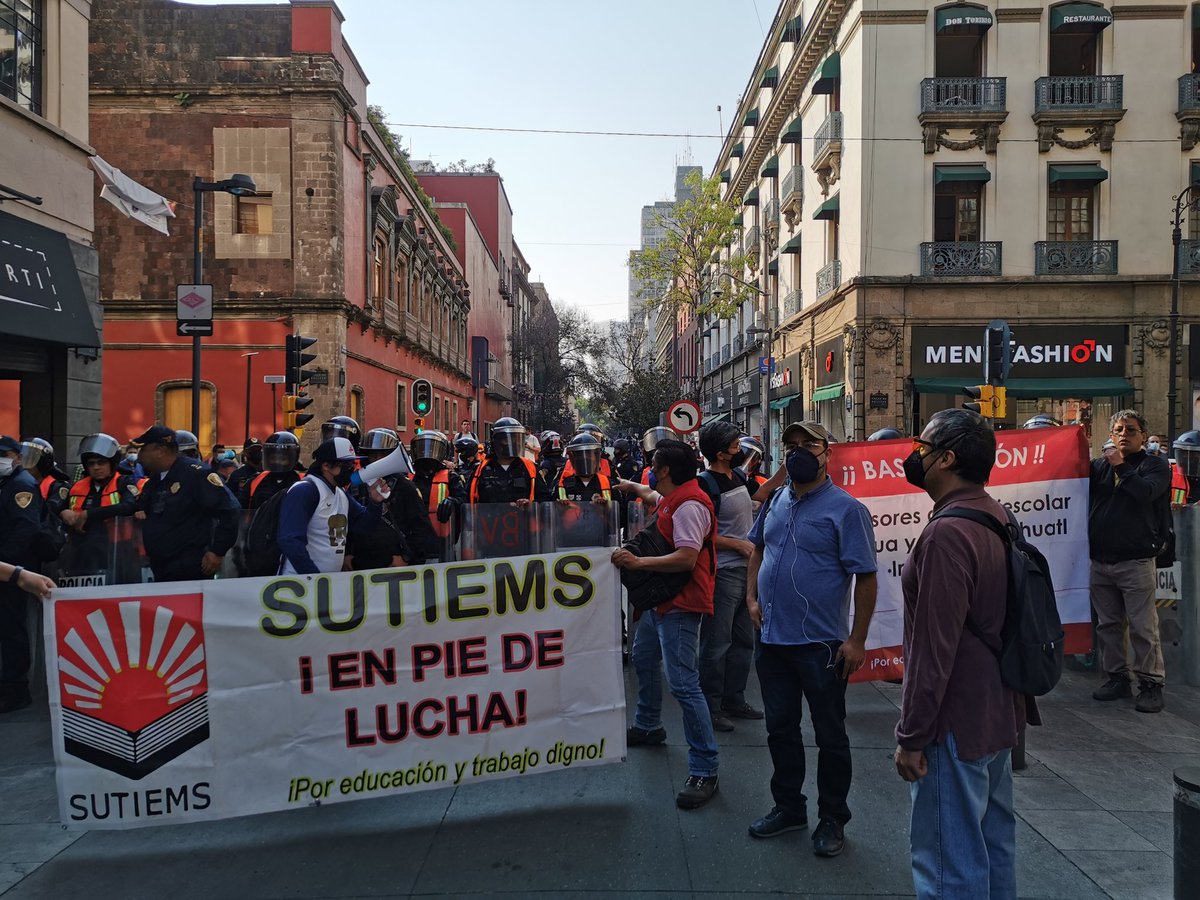 lopezzlety's tweet photo. Imagínate vivir en Suiza y perderte que el @GobCDMX de @Claudiashein te encapsule por demandar presupuesto para el @IEMS_CDMX como a @SutiemsOrg #YoDefiendoLaEducacionPublica #MasPresupuestoMenosRecortes #UrgePresupuestoParaElIEMSCDMX @Congreso_CdMex https://t.co/61bO0BO67E