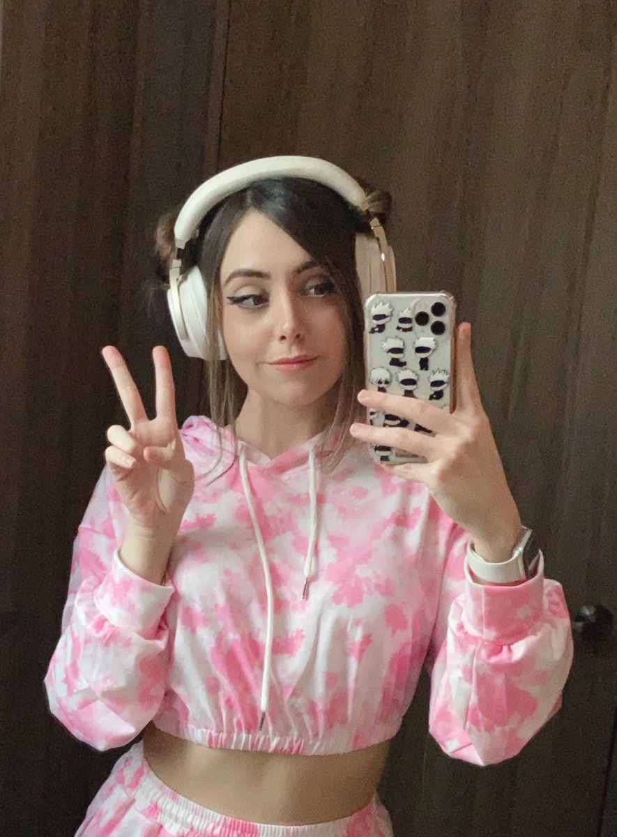 renrize's tweet photo. Ya andamos en vivo desde tempraa, estaré platicando chill, jugando la campaña de halo y luego otras cositas https://t.co/8v2qO7q6DE https://t.co/XxDJgksKRp