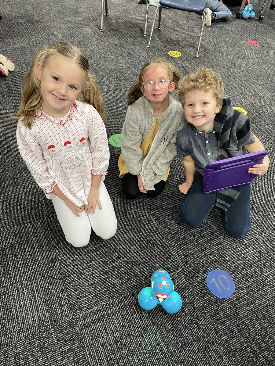 STEM_MVES's tweet photo. Our kindergarten students had a blast learning how to program the Dash robot during Explore Time yesterday! Who knew robots could do so many tricks? @MVESGainesville https://t.co/U7tX4vcUE2