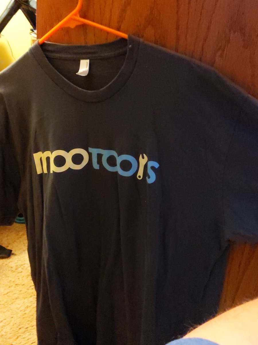 donatj's tweet image. I&apos;m cleaning out my closet, I&apos;ll be keeping this though.

#mootools