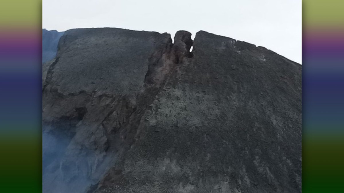 aHEMandias's tweet photo. @LetUsUniteHere @rbclouston @looking5452 @THEREISNOTSUNAM @ClausDrastrup1 @efadi_LP Cracks in eastern cone of #volcanCumbreVieja indicate cone will collapse inward as morphology of area continues to evolve.
— #LaPalma #ahemVOLCANOS https://t.co/qycbSVcx32