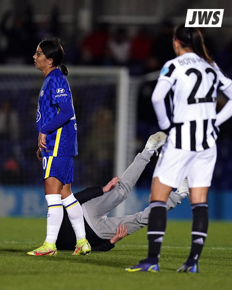 A fan rushed the pitch during <a href="/ChelseaFCW/">Chelsea FC Women</a>'s match against @JuventusFCWomen.

This is what happened next: