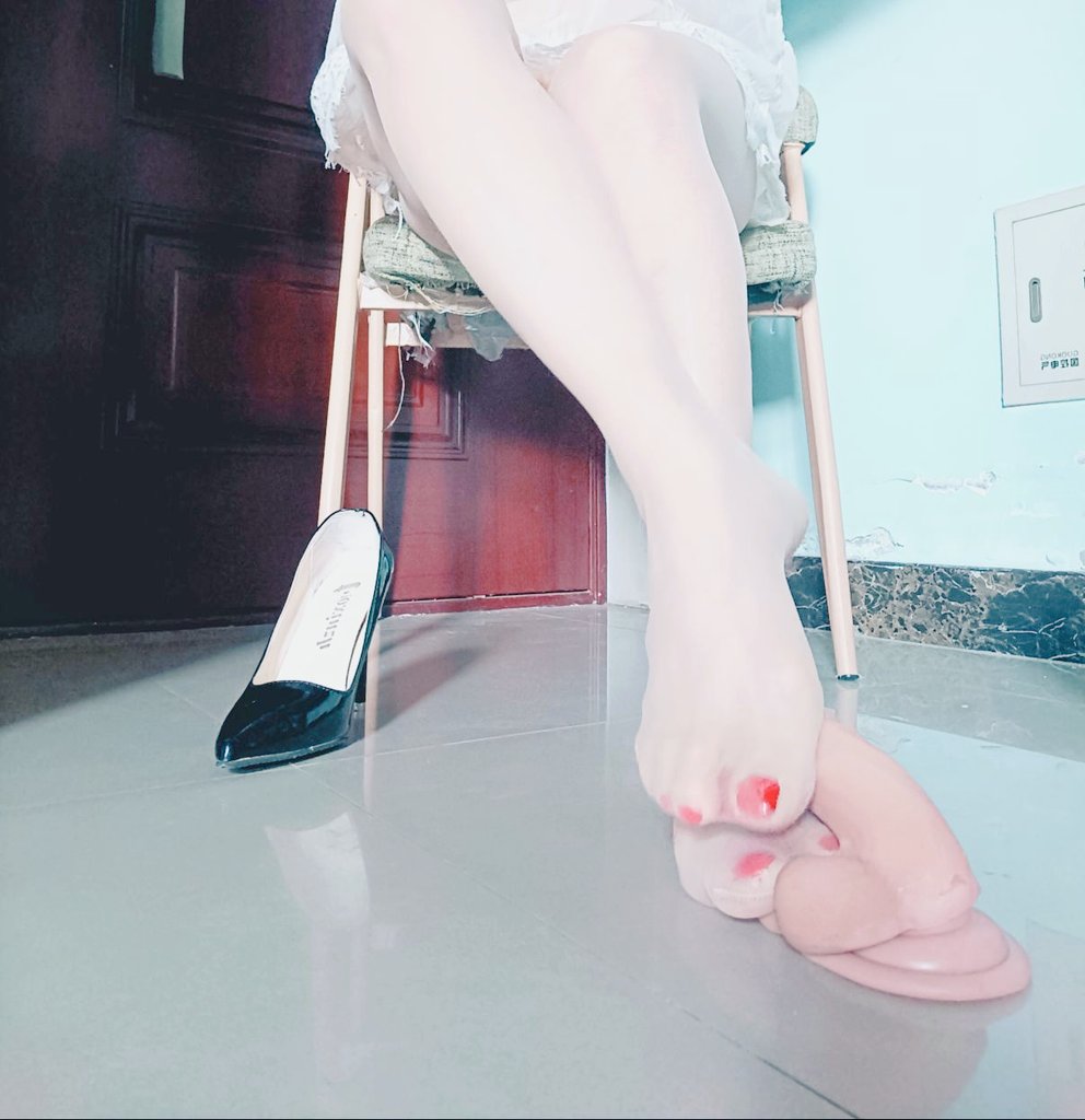 sama22322408's tweet photo. 打开锁～🔒轻轻的用脚抵住锁尖部分来回来回滑动～时不时的触碰一下～本来你那软绵绵的废物慢慢的起死回生了🖤然后你本来以为可以释放了呢～然后…没然后了…我会毫不留情的锁上～小废物想射精？做梦！！！ ＃射精管理 ＃贞操锁 ＃锁奴 ＃原味 ＃强制射精 ＃控制射精 ＃恋足 https://t.co/HhKi8pVsb1