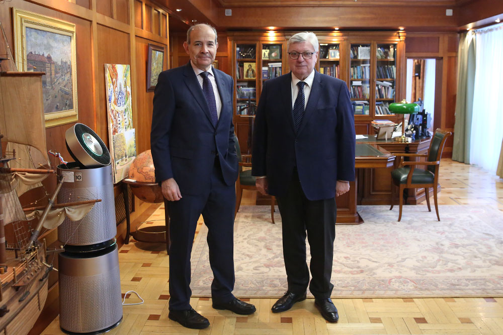 MGIMO University (@mgimo_en) on Twitter photo On December 8th, the MGIMO Rector Anatoly Torkunov held a meeting with the Ambassador Extraordinary and Plenipotentiary of the Kingdom of Spain Marcos Gómez Martínez. <a href="/EmbajadaRusaRu/">Посольство России в Испании</a>
english.mgimo.ru/news/martinez On December 8th, the MGIMO Rector Anatoly Torkunov held a meeting with the Ambassador Extraordinary and Plenipotentiary of the Kingdom of Spain Marcos Gómez Martínez. <a href="/EmbajadaRusaRu/">Посольство России в Испании</a>
english.mgimo.ru/news/martinez