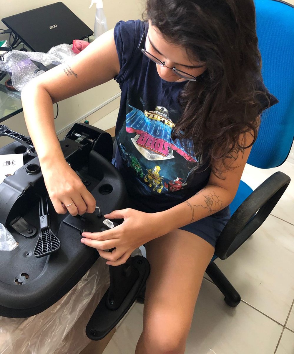 Olha quem finalmente chegou! A flexform Uni. Montei e tô super feliz, até agora tô achando super confortável :) <a href="/flexformbr/">Flexform</a> #devtwitter