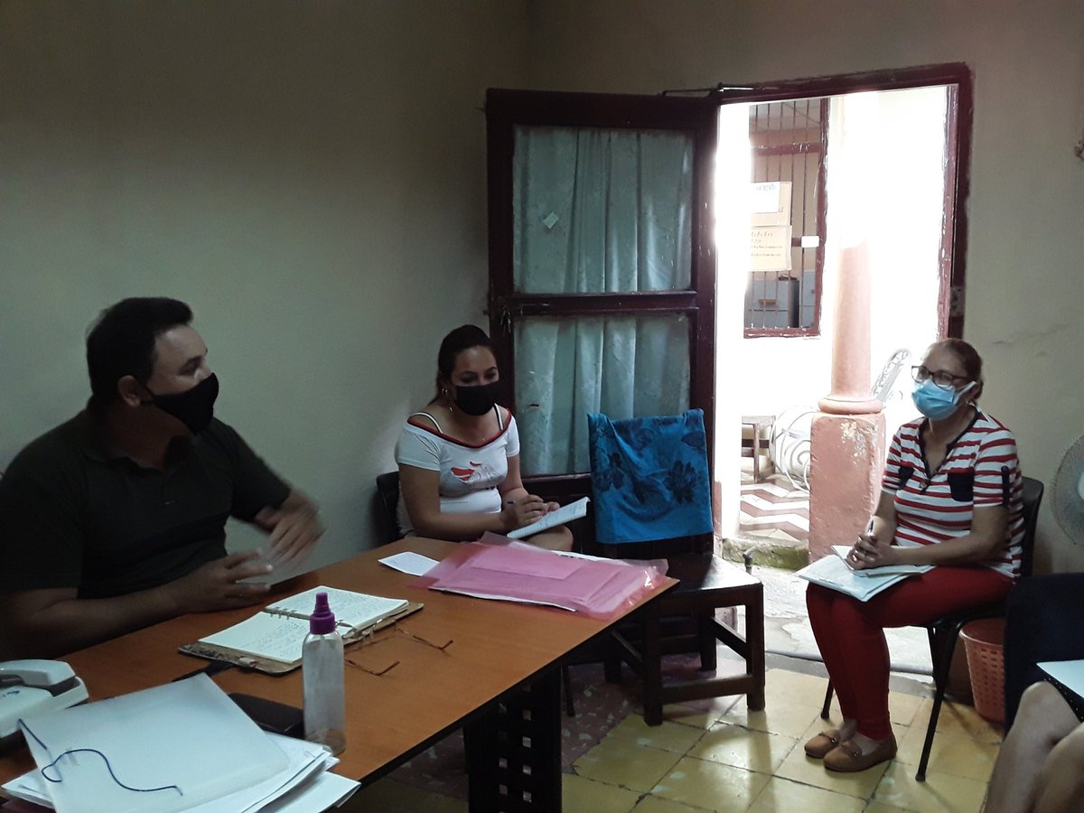 Realiza el subdirector económico  reunion con los jefe de departamento  de cada área con el objetivo de  planificar el  trabajo  de la etapa