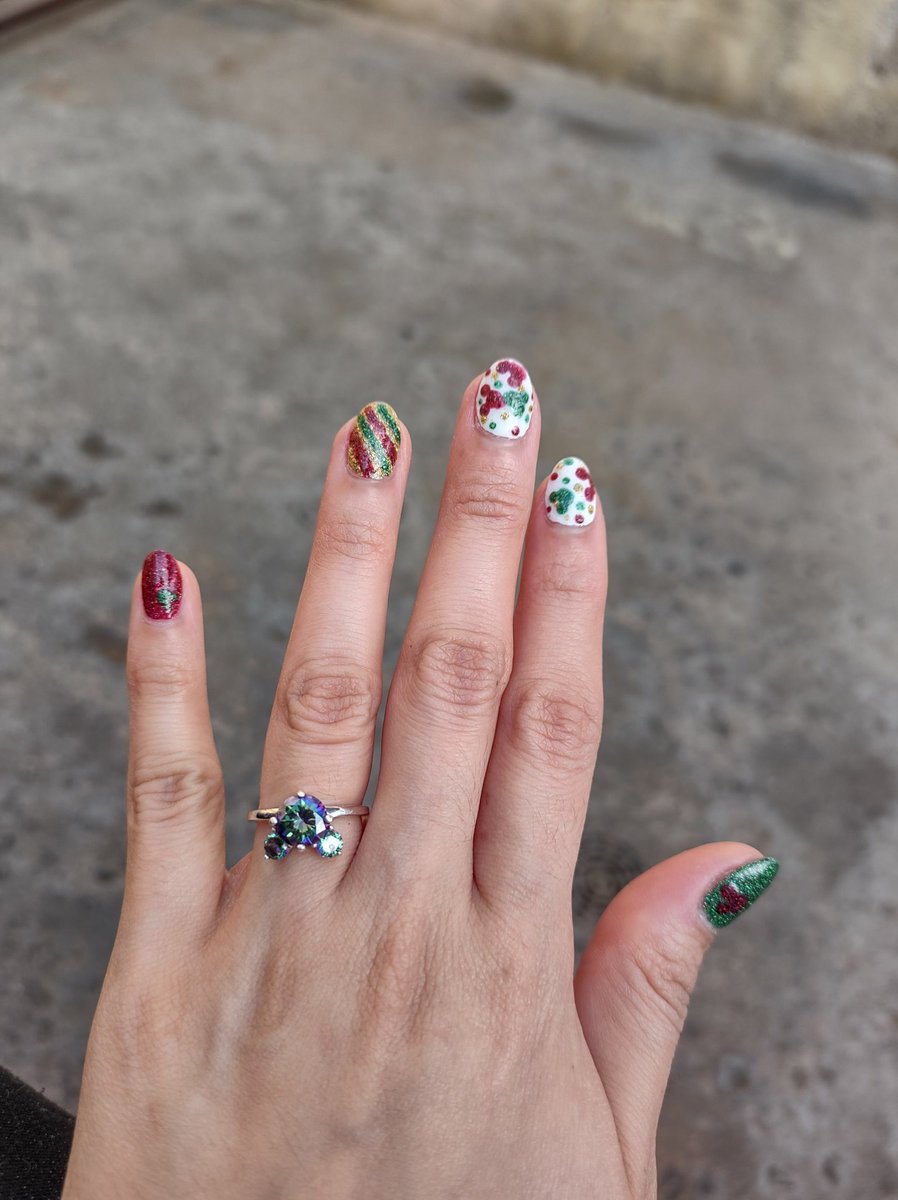 ale_dork14's tweet photo. Showing off my nails for the #HoloTacoHolodays2021

The #HOLOday polishes gave me the perfect spark of magic for my Disney trip?? (See the 🐀) 

#HoloTaco #NaughtyList #EverythingisPine 
#GoldPlayButton https://t.co/yKm2TrmzLT