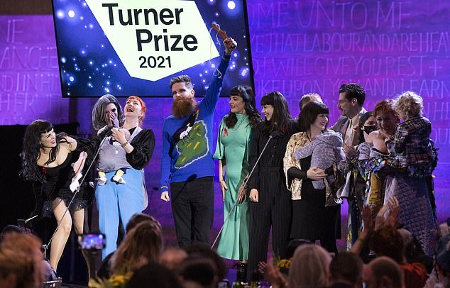 TheNorskaPaul's tweet image. #Belfast group #ArrayCollective become the first #NorthernIrish artists in history to win the £25k #TurnerPrize2021 for their work which tackles social political issues &apos;with humour, seriousness and beauty&apos; apparently.
A pub installation ? Okay . .🥴🤷‍♂️😵‍💫