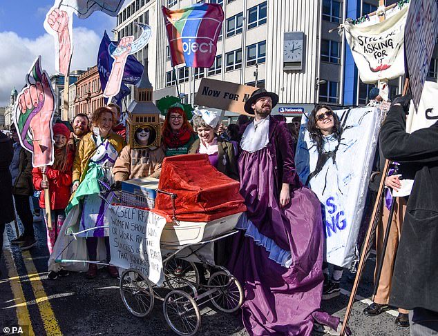 TheNorskaPaul's tweet image. #Belfast group #ArrayCollective become the first #NorthernIrish artists in history to win the £25k #TurnerPrize2021 for their work which tackles social political issues &apos;with humour, seriousness and beauty&apos; apparently.
A pub installation ? Okay . .🥴🤷‍♂️😵‍💫