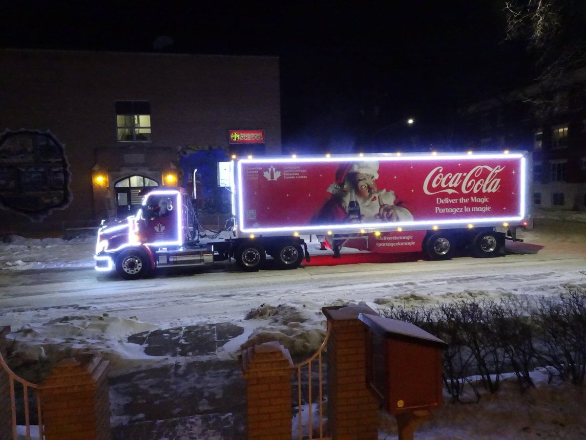 RMHManitoba's tweet photo. Ronald McDonald House guests were thrilled to have an early visit from Santa Claus this week, who shared some friendly waves and “ho ho ho”s as he stopped by in his semi truck for @cocacola_ca’s Holiday Truck Tour! 🎅🏻🥤❤️ 

#DeliverTheMagic #KeepingFamiliesClose https://t.co/xIQOBeEIVT