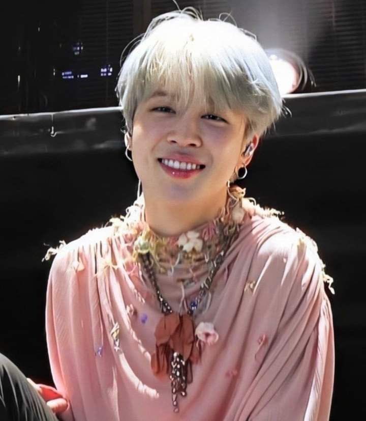 MelStarMoon's tweet photo. Jimin es la persona más hermosa y tierna que puede existir, es todo un príncipe, solo mírenlo, hace que uno solo le quiera amor, se guarde y se proteja por siempre. 
Lo amo mucho 🖤💜 
#JIMIN #BTS #Jiminie #ParkJimin https://t.co/gxMcU7Mm57