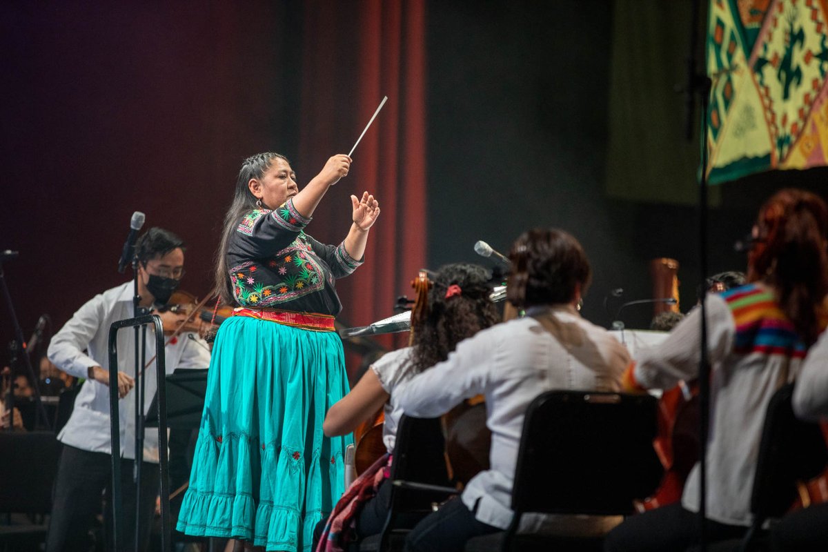 cultura_mx's tweet photo. Leticia Gallardo, música oaxaqueña y directora de la Banda Femenil Regional "Mujeres del Viento Florido", fue invitada para dirigir a niñas y niños de diferentes municipios en #TengoUnSueño en el @AuditorioMx.

¡Los #SemilerosCreativos cautivaron al público con su talento! 👏🏾😍 https://t.co/lX0Cia6sEj