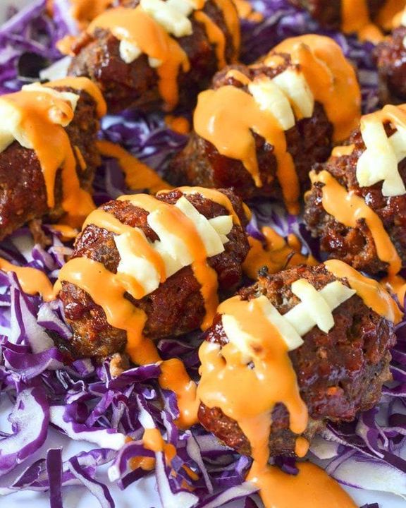 Guests will love these football shaped Spicy Meatloaf Footballs on Game Day!
Recipe created by @courtneyssweets
#VivaLaMorena #LaMorena
bit.ly/LMGameDayEmpan…