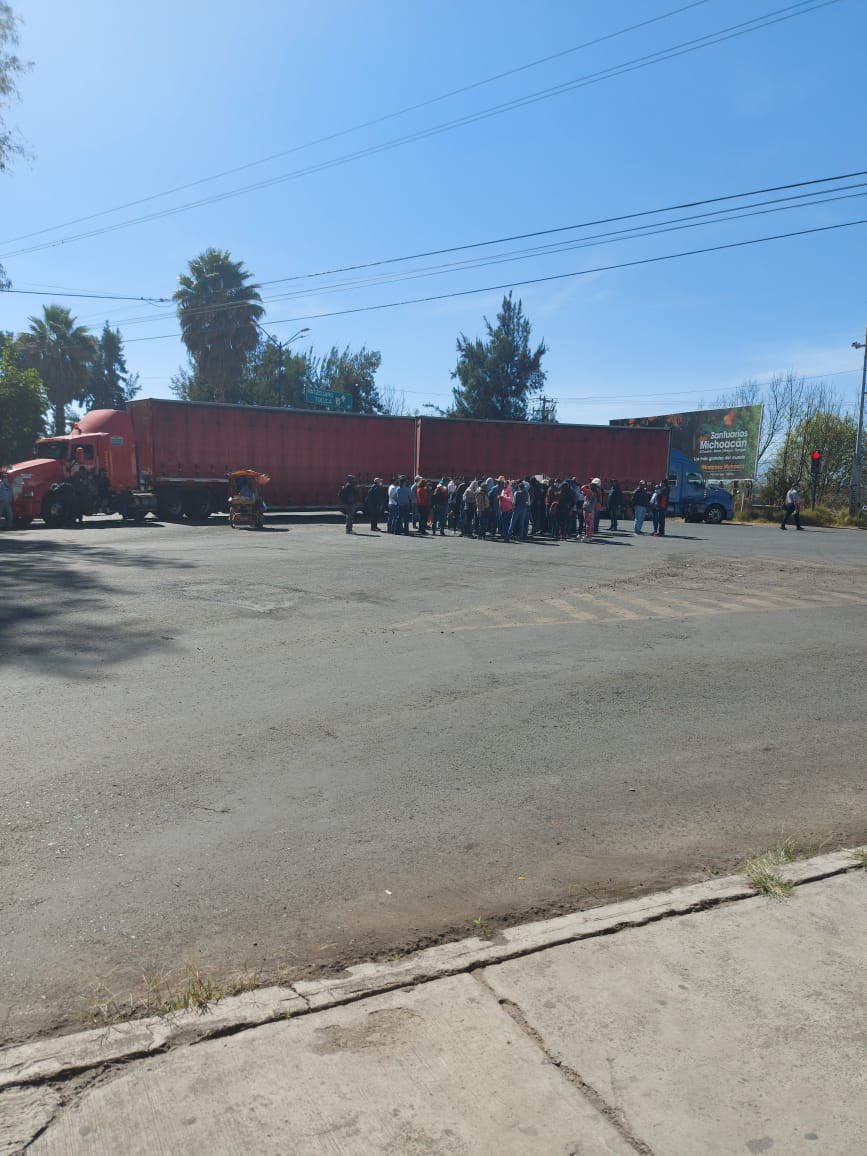 CesarHdzNoti's tweet photo. #Motelia #CNTE de Gamaliel se sienta con gobierno estatal y liberan vialidad en Casa de Gobierno, mientras Poder de Base de Benjamín, mantiene bloqueo en libramiento por el Infonavit, quieren que también los inviten a sentarse a dialogar https://t.co/LbyQxr9PgI