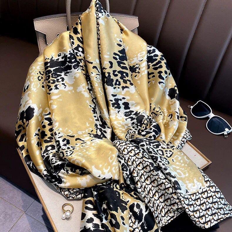 ToutIci2's tweet photo. Nos foulards sont à 7.500francs. https://t.co/OkXOIkNf4A