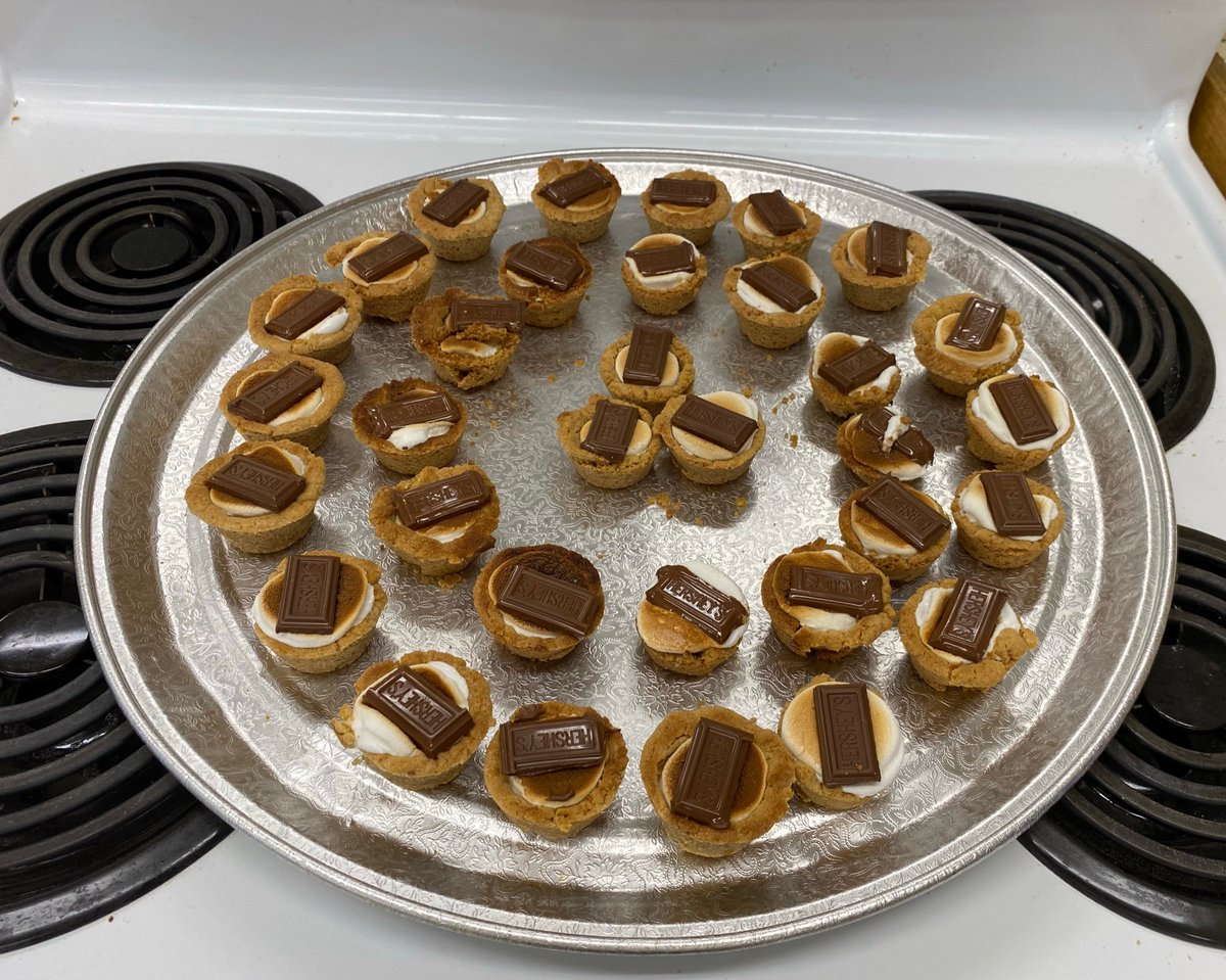 ConardCHS's tweet image. Laura Hutchinson from Channel 8 came to Conard today to film a segment for What’s Right with Schools. Intro to Foods students made holiday cookies. @LauraHutch8 @WTNH #whatsrightwithschools #chs #whps