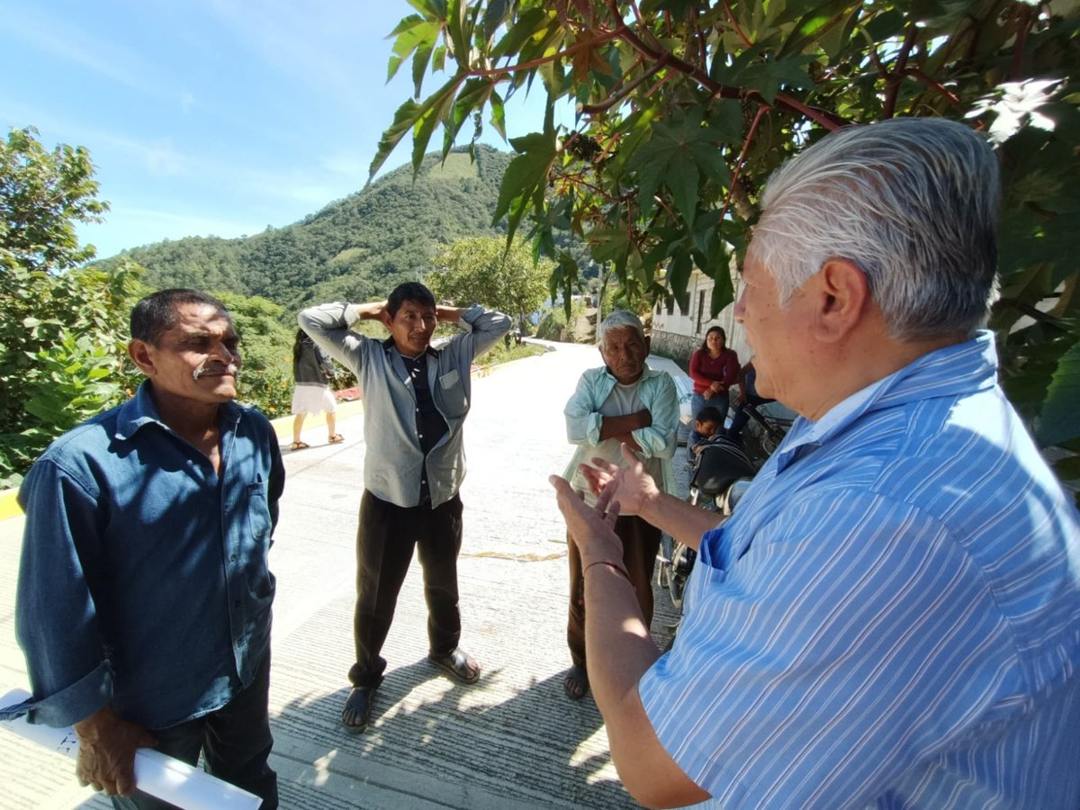 GyvesLeopoldo's tweet photo. Seguimos visitando las comunidades para construir el movimiento popular. Consolidaremos la #transformación con apoyo de las comunidades indígenas y los más humildes. Continuamos caminando #Oaxaca. @lopezobrador_ @mario_delgado @PartidoMorenaMx @oscar_canton @diazpol https://t.co/QmxBsuwO7x