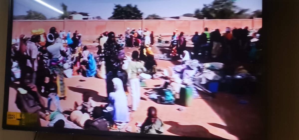 Dsiribie's tweet photo. #Burkina : Les #PDIs venus de #Dablo attendent toujours d'avoir un site d'accueil. Ils sont plus d'un millier à loger au stade régional de #Kaya.
📸@rtburkina https://t.co/OgfLnnJVnr