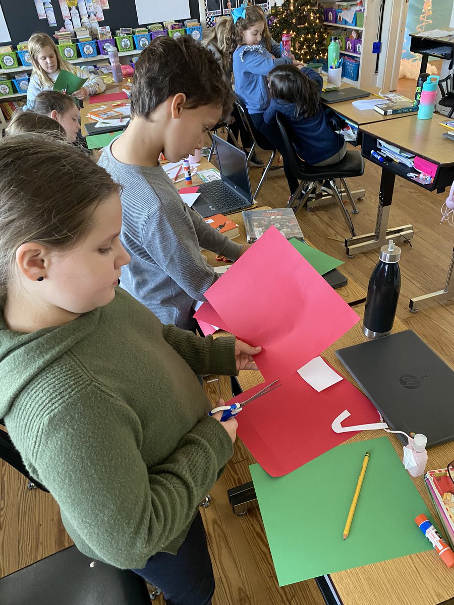 MissBinksClass's tweet photo. Making Christmas cards to spread happiness and cheer this holiday season! @AlabamaAchieves @EESPrincipal #HappySchool https://t.co/DZntoX134y