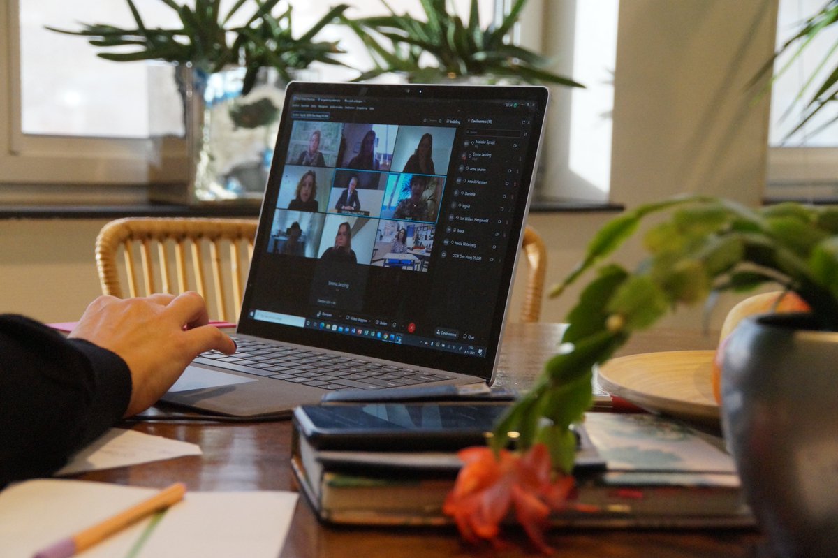Leerlingen en teamleden waren vandaag via een videoverbinding in gesprek met demissionair minister Slob. Een bijzonder moment, want praten met een minister doe je niet elke dag! Meer info: walsprong.nl/2021/12/de-wal…