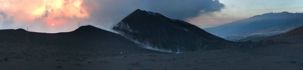 Ese puntito con chaleco rojo soy yo esta tarde yendo a medir gases en la ladera este del volcán 🌋 de Cumbre Vieja. #ErupcionenLaPalma