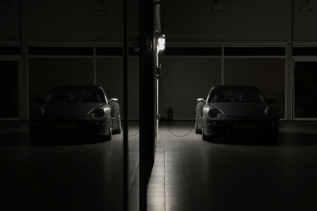 TomPolman_'s tweet image. Doei herfst, hallo winter. Deze rijdersauto staat in een lege autoshowroom. Terwijl het pand wacht op nieuwe huurders, staat de Porsche geduldig aan de druppellader tot de lentezon weer gaat schijnen en de pekel van de weg is. #porsche #winterstalling #nachtfotografie
