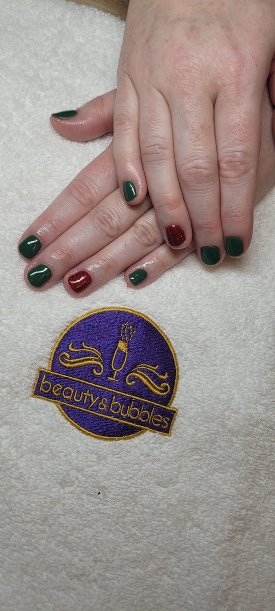 More festive nails now spreading joy across Manchester 🎅🏼

#Manchester #nails #manicure #shellac