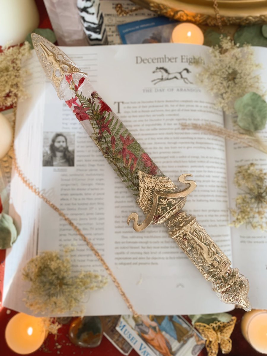 i haven't done a giveaway in SO long so i'm giving away this handmade dagger with scarlet gilia &amp; ferns 🌿
all you have to do to enter is rt this post &amp; follow me :) tag friends for extra entries!! 
ends 12/10, goodluck <3