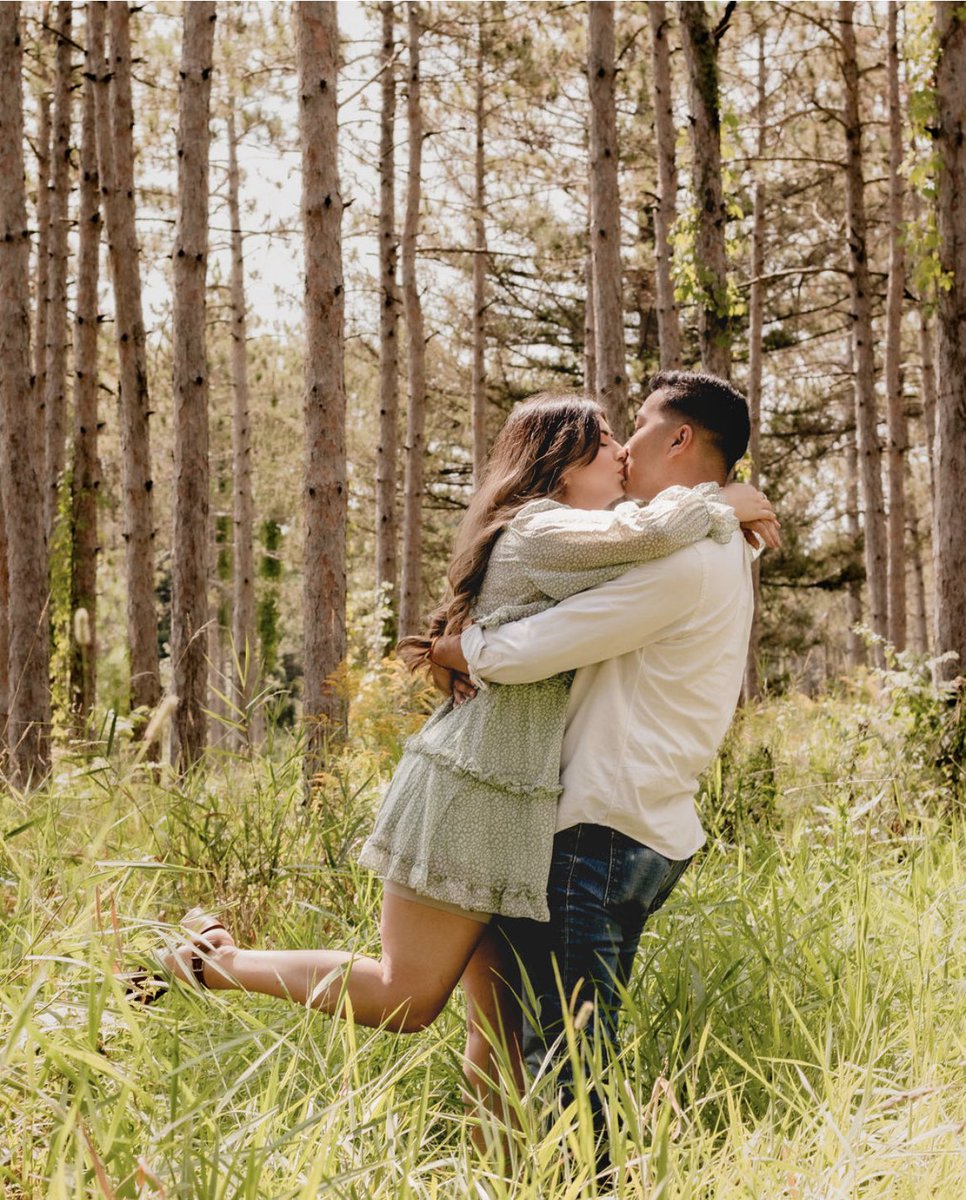 iitsriss's tweet photo. Engagement photos of @PatosQuack and her fiancé lupe ❤️ I’m currently giving away 2 free engagement sessions as a Christmas deal! DM me for more details! 🤩 https://t.co/FavsDMRemp