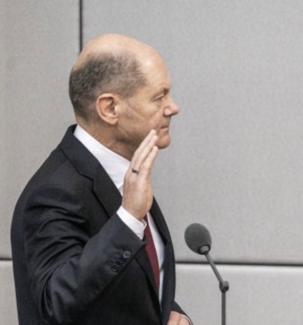 Wie sich doch die bizarre Zeit, in der wir gerade leben, in die Gesichter der Menschen einschreibt. Was werden wohl jene mutmaßen, die sich in einigen Jahrzehnten dieses Bild ansehen, woher diese Abdrücke auf der Wange stammen? Werden die Masken dann vergessen sein? <a href="/W_Schmidt_/">Wolfgang Schmidt</a>