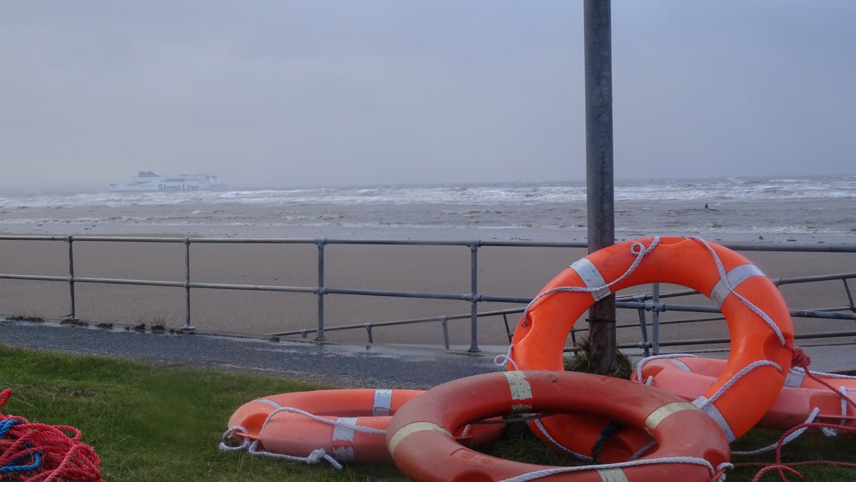 SteveMulville's tweet photo. Ships aren't meant to stay safe in the harbour..
#Stenna setting sail across a stormy Liverpool Bay this morning in high seas
Can't have been an easy trip across the Irish Sea to say the least #StormBarra
@faerder46
@IronMenCrosby
@PeelLivWaters
@StormHour
@StenaLineUKIE https://t.co/KGEqh7KRSW