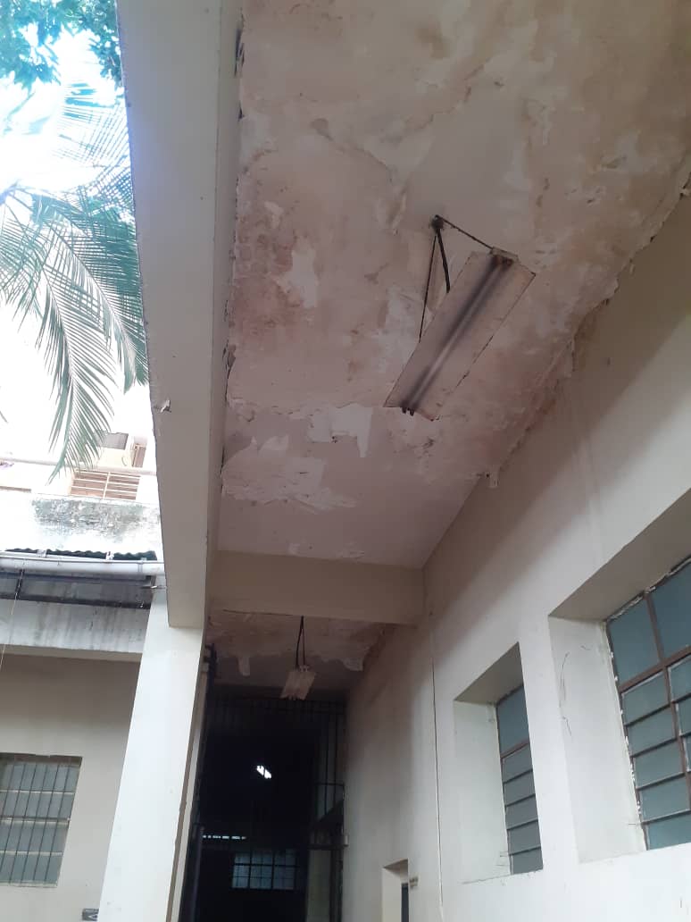 churuguara's tweet photo. En este estado se encuentra el antiguo Hospital Civil en #Maracay. #sinagua #sininsumos #sinpersonal, full de #Basura y cayéndose https://t.co/aZ7weVrOaB