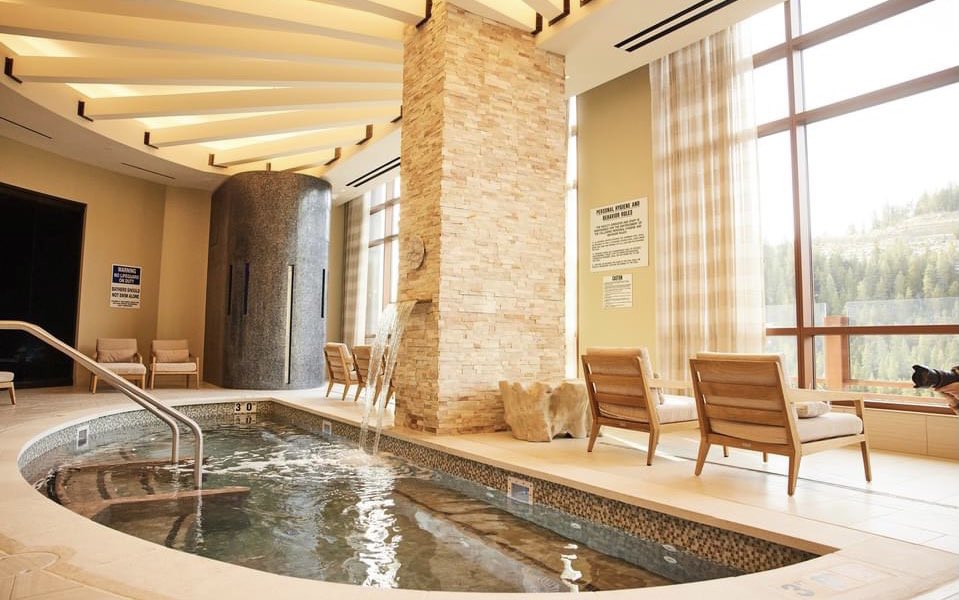 monarchcasino's tweet photo. Our Aqua Spa Lounge, before and after. #MonarchCasino #Throwback #spa #aqualounge #BetonFun https://t.co/imbOzg7p3r